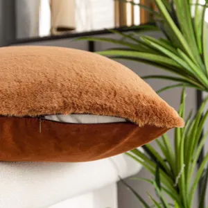 Brauner Plüsch Kissenbezug Detailansicht, weicher Kunstfell Kissenbezug mit Reißverschluss Sofa.
