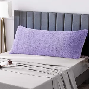 Coussins de corps longs en peluche douce et duveteuse pour decor de chambre, cozy detail.