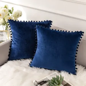 Dunkelblauer Samtkissenbezug mit Pompon Kante fuer gemütliche Wohnzimmer Sofa Dekoration