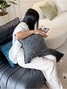 Gestructureerde chenille kussenhoes voor moderne woonkamerdecoratie, zacht en comfortabel.