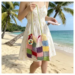 Sac cabas tressé coloré au crochet fait main, style sac bandoulière de plage d'été décontracté.
