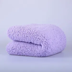 Housse de coussin de corps en polaire duveteuse violette douce et pelucheuse pour la chambre.