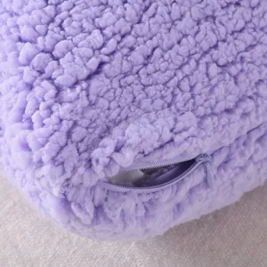 Gros plan detail de la housse de coussin de corps moelleuse violette avec fermeture eclair.