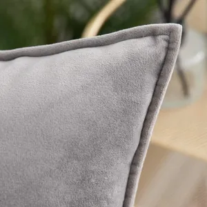 Coussin de decor en velours gris pour canape, coussin texture doux avec bordure elegante.