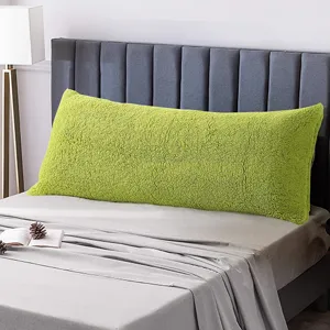 Long oreiller corporel en peluche pour tête de lit, coussin duveteux vert doux pour se détendre.