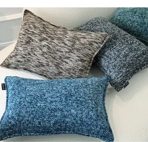 Detail van getextureerd chenille sierkussen, zachte kussensloop voor moderne bank, interieur
