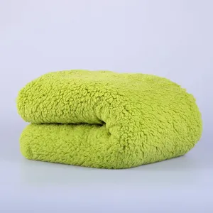 Détail de coussin de corps pelucheux vert, texture douce, long oreiller confortable.