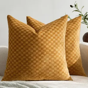 Fodera per cuscino in ciniglia dorata con motivo a quadri per decorare il divano di casa.