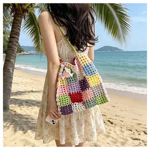 Vue détaillée du sac bandoulière au crochet coloré, style plage fourre-tout ajouré.