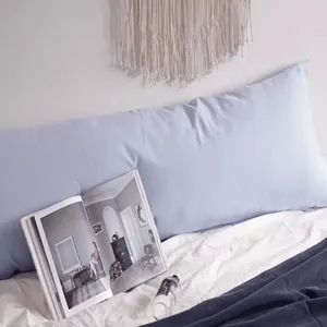 Long coussin de traversin pour lit et canapé, oreiller bleu clair pour sommeil et dos.