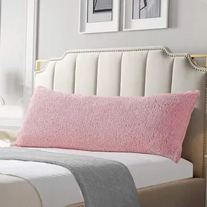 Oreiller long et duveteux rose confortable pour tête de lit coussin peluche moelleux.