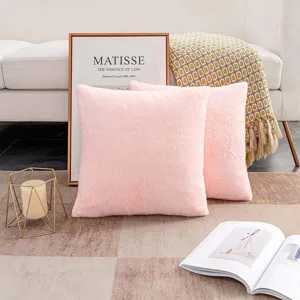 Detailansicht des flauschigen rosa Kunstfell Zierkissens, kuscheliges Plüschkissen für Sofa.