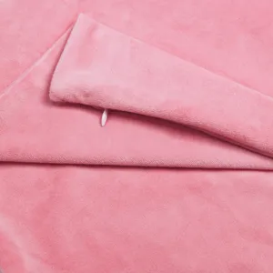 Détail d'oreiller en peluche rose, tissu de coussin de dossier de lit long velours.