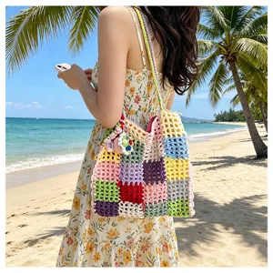 Vue détail sac cabas crochet plage, sac épaule tricot ajouré coloré pour vacances été.