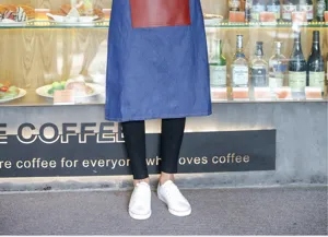 Tablier en denim de style coréen avec poche rouge, design sans manches durable pour cuisine et café.