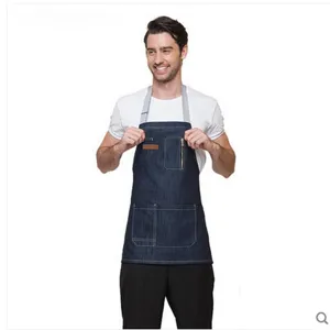 Tablier en denim résistant avec poche zippée et multi-poches, idéal pour cuisine et barbecue.