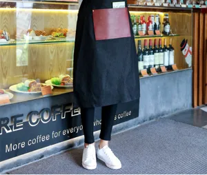 Tablier en denim de style coréen avec poche en cuir contrastée pour café et restauration.
