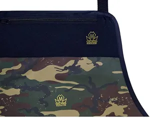 Detailansicht der Canvas Arbeitsschürze mit Camouflage Muster und Reißverschlusstasche.
