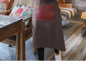 Tablier sans manches marron de style coréen avec poche rouge contrastée pour cuisine café.
