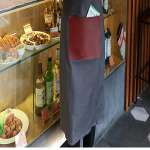 Tablier en denim de style coréen avec poche en cuir contrastée pour cuisine et café.