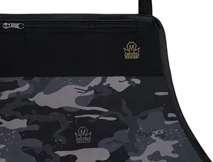 Schwarze Canvas-Schürze Detailansicht mit Tarnmuster, Reißverschlusstasche und Logopatch.