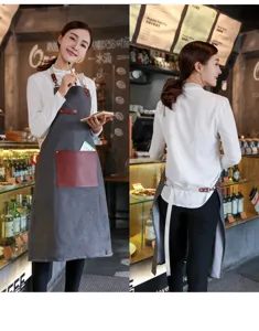 Vue détaillée du tablier en denim gris style coréen, avec poches en cuir contrastées.