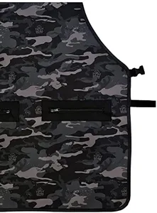 Camouflage Canvas Arbeitsschürze mit praktischen Reißverschlusstaschen und verstellbaren Gurten.