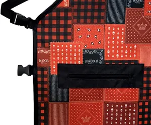 Rot-schwarze Patchwork-Leinwand Schürze mit Reißverschlusstasche und verstellbaren Trägern.