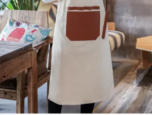 Tablier en toile de style coréen avec poche en cuir marron, idéal pour la cuisine ou le café.