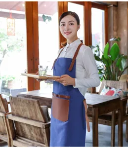 Tablier en denim bleu de style coréen avec bretelles en cuir marron et poche pour café cuisine.