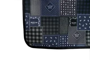 Dunkles Gothic Patchwork-Leinwand Schürzen-Detail mit Paisley und Totenkopfmuster.