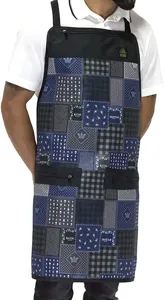 Detailansicht der Patchwork-Schürze mit vielen Taschen, Reißverschluss und robustem.