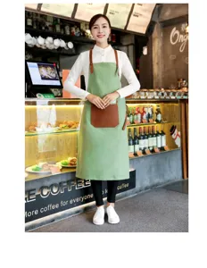 Tablier vert de style coréen avec poche en cuir contrastée, idéal pour le personnel.