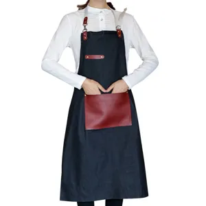 Tablier en denim style coréen avec poches en cuir, design sans manches pour cuisine.
