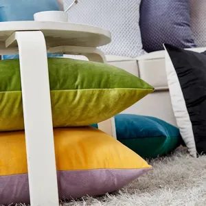 Detailopname van scandinavische fluwelen sierkussens in twee kleuren met zachte textuur.