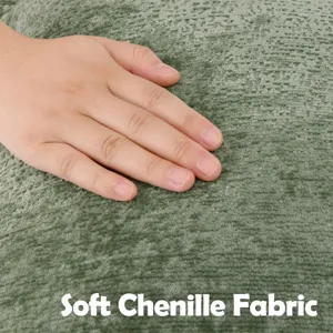 Détail de tissu de coussin en chenille verte, texture douce pour canapé de maison.