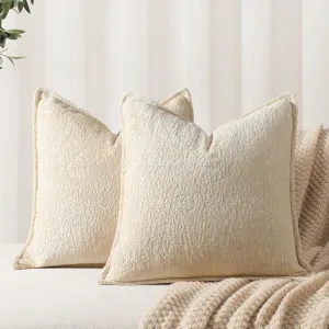 Coussin décoratif en chenille douce avec bordure élégante, idéal pour le salon et canapé.
