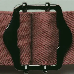 Dettaglio di cinturino e fibbia regolabile per grembiule da lavoro molto resistente.
