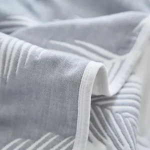 Vue detaillee de la texture du tissu de couverture en gaze de coton, doux et souple.