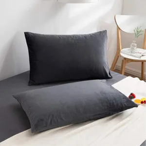 Coussin de corps en velours gris foncé, texture peluche douce pour tête de lit de chambre.