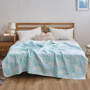 Couverture d'été en gaze de coton bleu clair avec motif de plumes, douce et respirante.