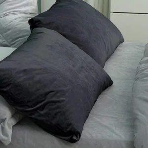 Housse de coussin de lit en velours gris foncé, longue taie douce pour chambre.