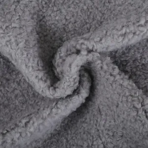 Housse de coussin en tissu polaire bouclette sherpa gris, détail texture gros plan, déco.