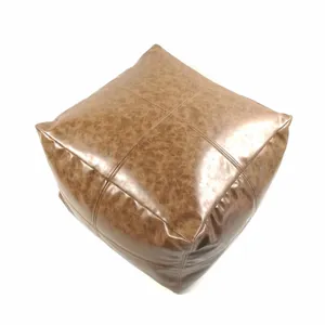 Moderner quadratischer brauner Lederpouf Hocker, minimalistische Fußstütze für das Wohnzimmer.