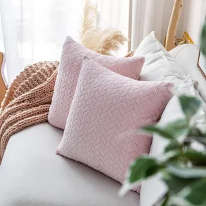 Detailansicht des rosa Flanell Kissenbezugs mit Blattstruktur für gemütliche Raumdeko.