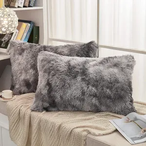 Flauschiges Zierkissen für Sofa und Bett, langes Plüsch Kuschelkissen im Grau Ombré Look.