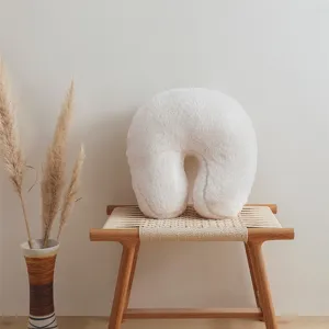 Coussin decoratif en peluche blanche pour salon canape chambre chevet doux decoration maison
