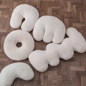 Coussins décoratifs en peluche crème esthétiques mignons pour canapé et lit moderne.
