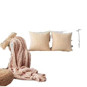 Nordische Kissenbezüge aus Strick mit kuscheliger Decke, weiches Deko-Set für das Sofa.