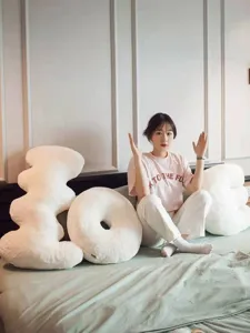Coussins lettres en peluche blanche douillets pour déco de chambre, coussin de canapé doux.